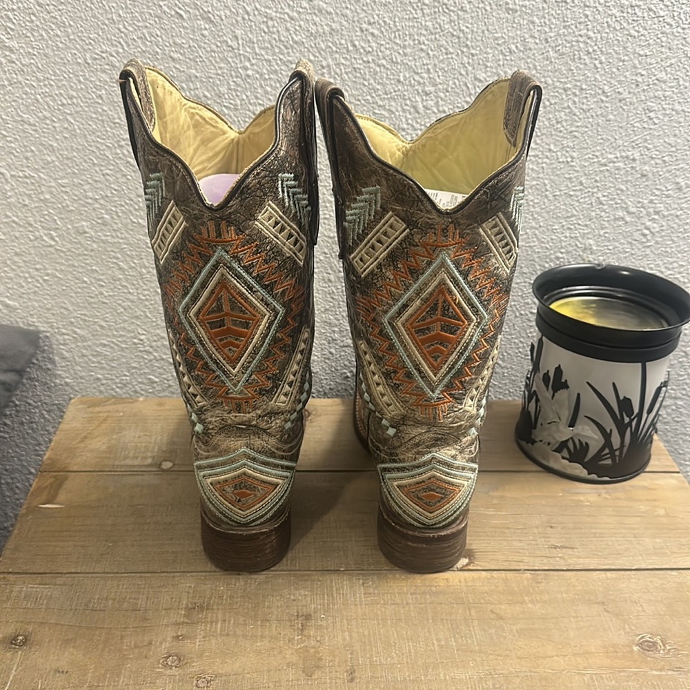 Size 9 women’s corral boots. Square toe - Picture 4 of 9